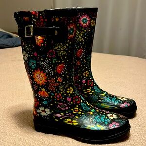 Rain boots, size 7. Never worn. Bought at Murdoch’s last year. New condition.